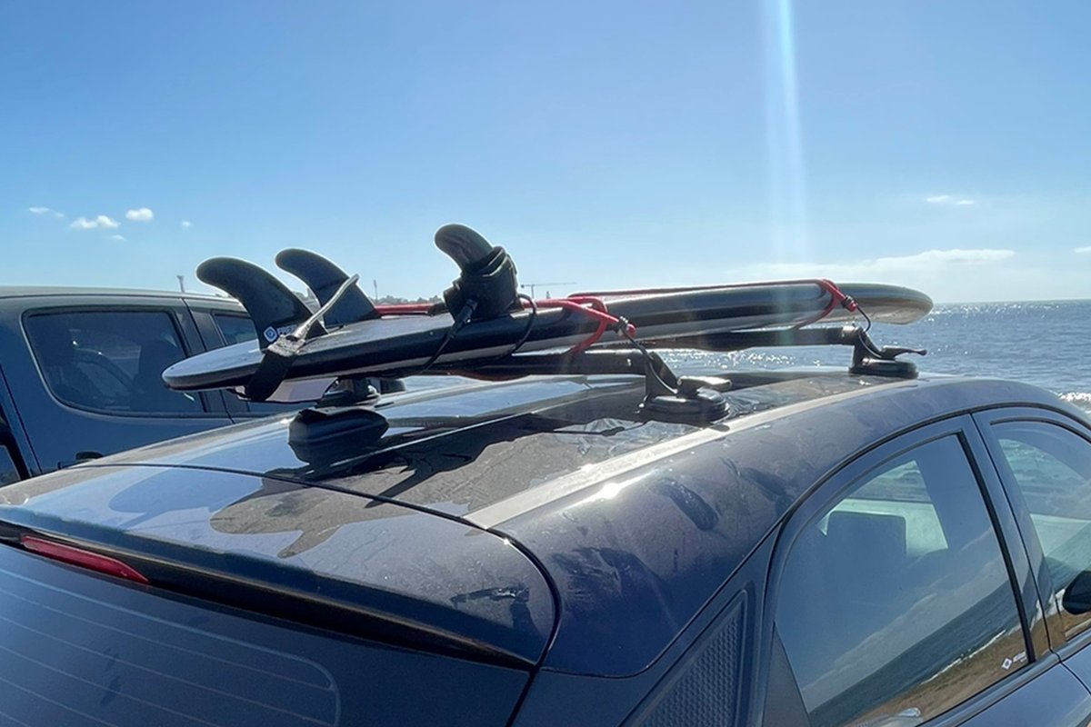2023-01-23 Mathias Apardian barras universales StickyRack.uy Hyundai HB20 tabla de surf con ventosas