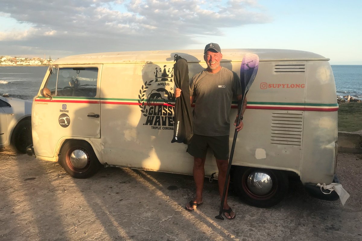 2024-01-15 Arnold Glutz surfer ganador campeonato SUP con barras bacas universales para Volskvawen Combi StickyRack con ventosas en La Barra Punta del Este Uruguay.